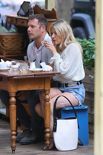 Сиенна Миллер спровоцировала слухи о новом романе со своим близким другом Звездные пары