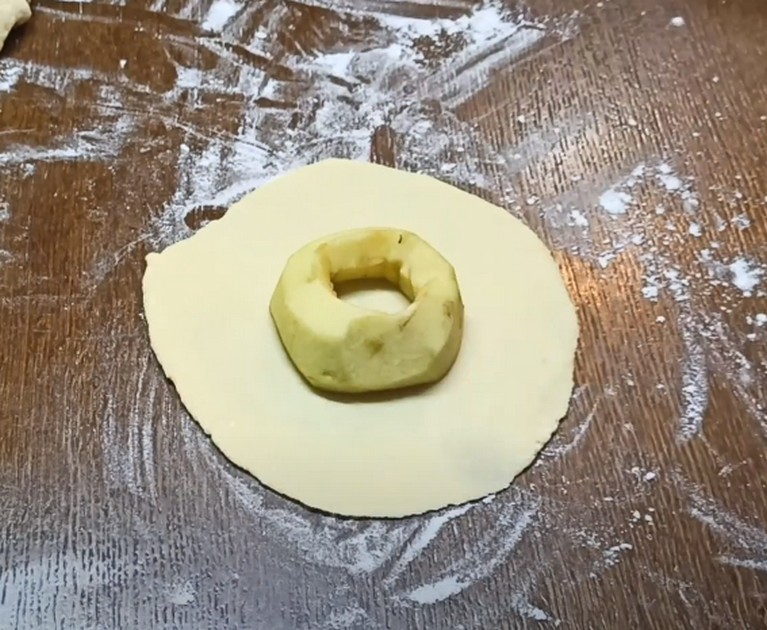 Готовлю сразу двойную порцию. Нежное рассыпчатое тесто + яблочная кислинка.