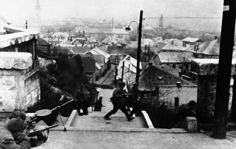 75 лет назад советские войска взяли штурмом Будапешт 75 лет назад советские войска взяли штурмом Будапешт войска, Будапешта, Венгрии, фронта, города, Будапешт, Будапеште, противника, группировки, окружения, Советские, операции, войск, Украинского, армии, вермахта, наступление, венгерские, декабря, правительство