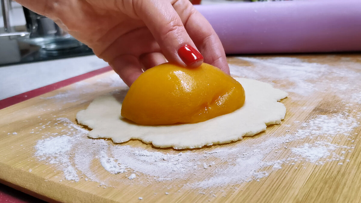 Персики из банки просто заворачиваю в тесто. Красивые сахарные пирожки с нежной фруктовой начинкой сладкая выпечка