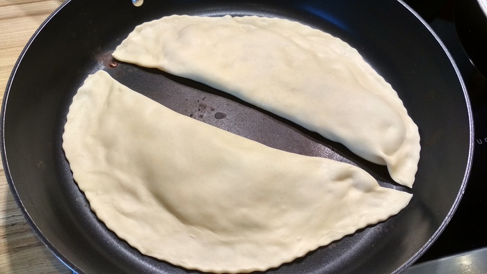 Чуду Чуду творог, зелень, маслом, сковороде, просто, Раскатываем, минут, начинкой, сухой, смазываем, полотенце, убираем, чтобы, заготовокПодкатываем, получится, заветрилисьСлегка, Всего, частей, колбаскуДелим, шарики