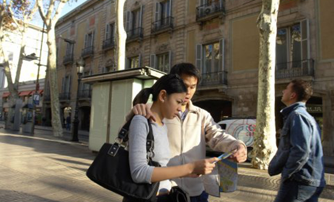 Туристка достала телефон в Барселоне для заказа такси. Через секунду мимо пролетел велосипедист и она осталась без техники п,Культура [1134516]