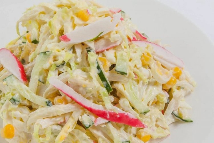 Салат с капустой, огурцами и крабовыми палочками Салат с капустой, огурцами и крабовыми палочками