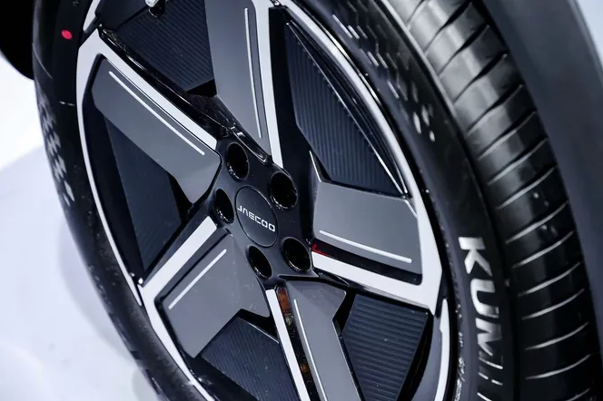 Зачем водители кладут поролон внутрь шин? Странная автомода