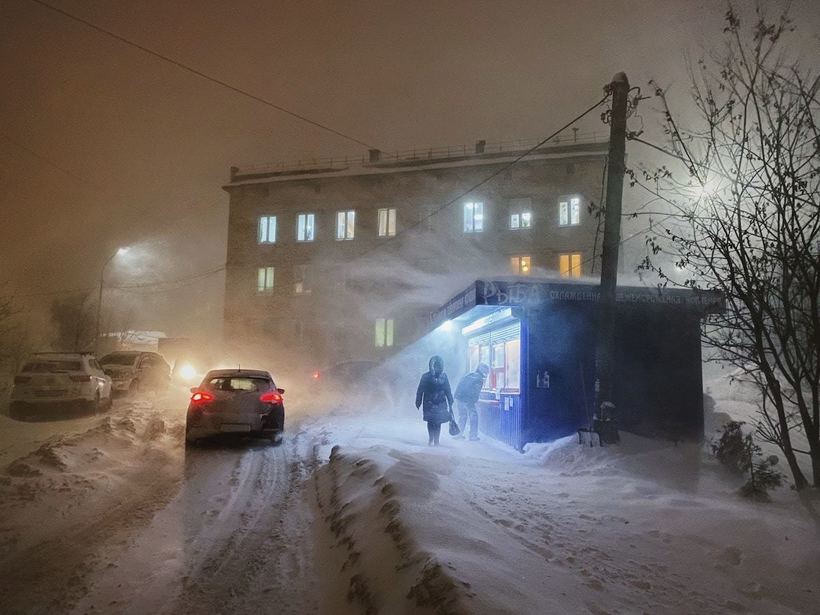 Фотограф запечатлел 40 дней темноты из жизни людей за полярным кругом 