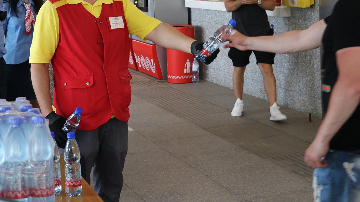 Из-за жары в московском метро начали раздавать бутылки с водой
