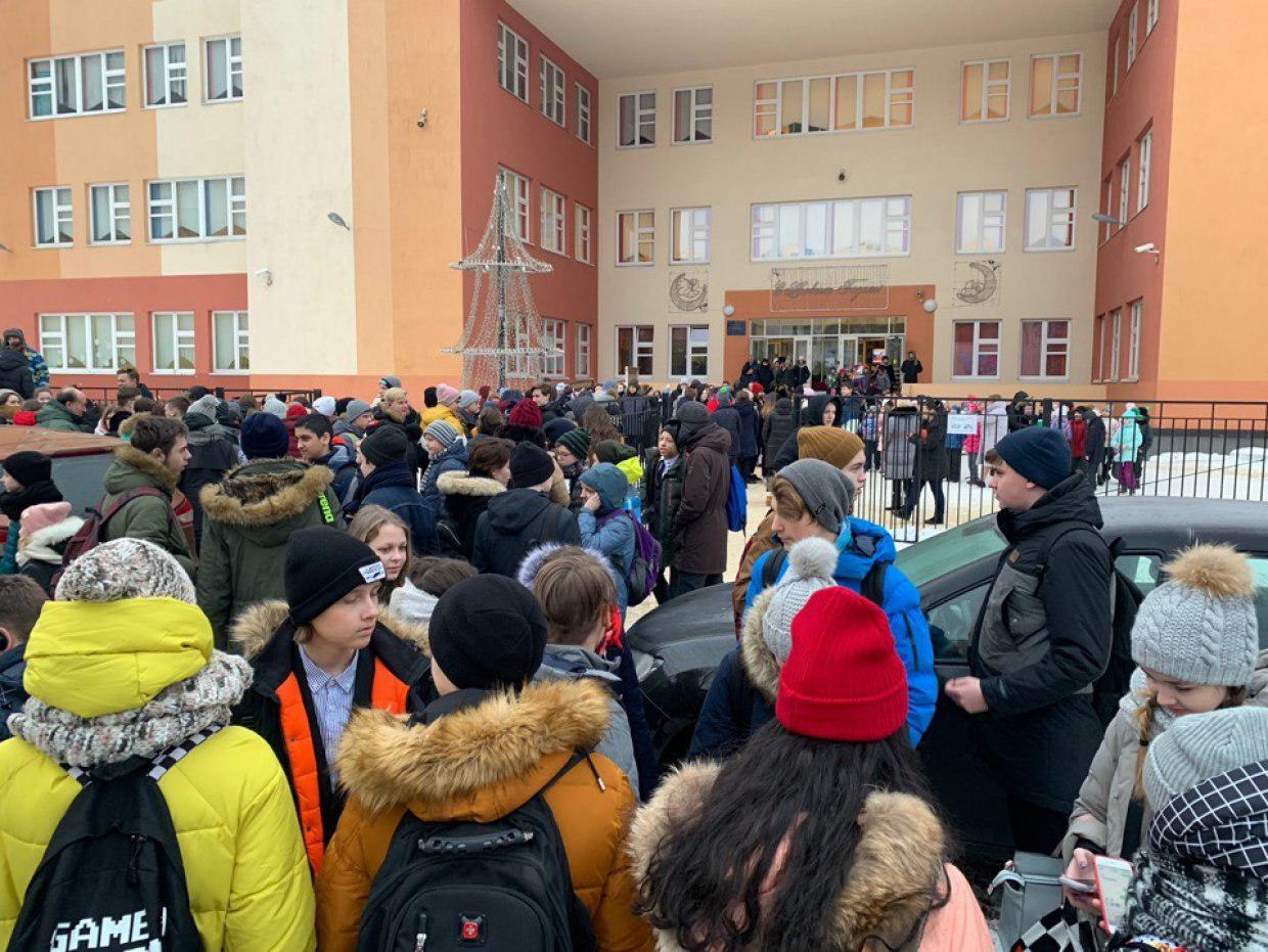 Минирование школ сегодня. Эвакуация в школе. В России минируют школы. Эвакуация школ в Саратове. Заминировали школу.