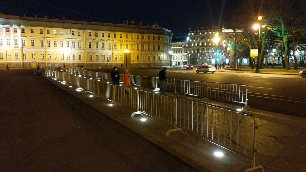 На Дворцовой площади появились заборы после предупреждений властей о несогласованных акциях