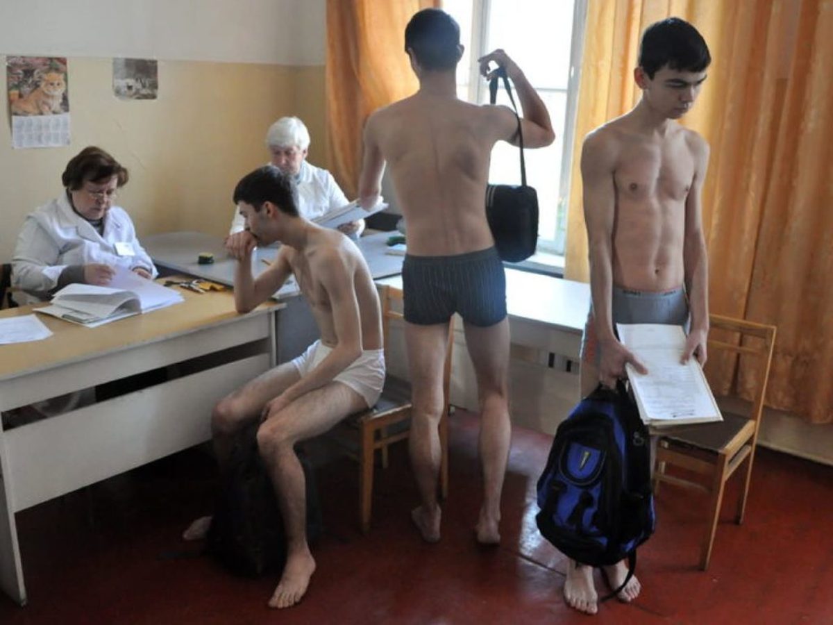 голые парни на медкомиссии в военкомат фото 87