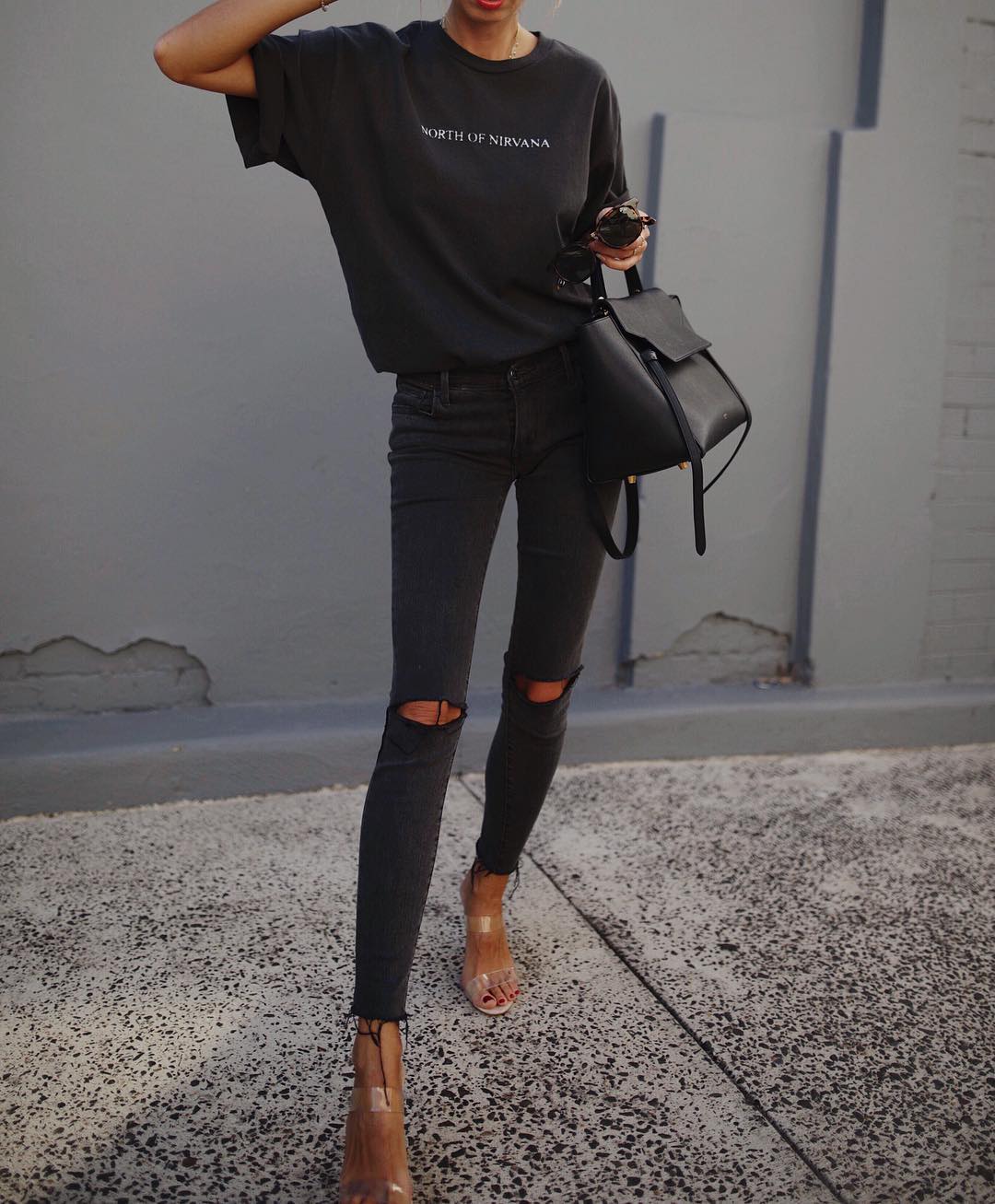 Черная футболка и джинсы