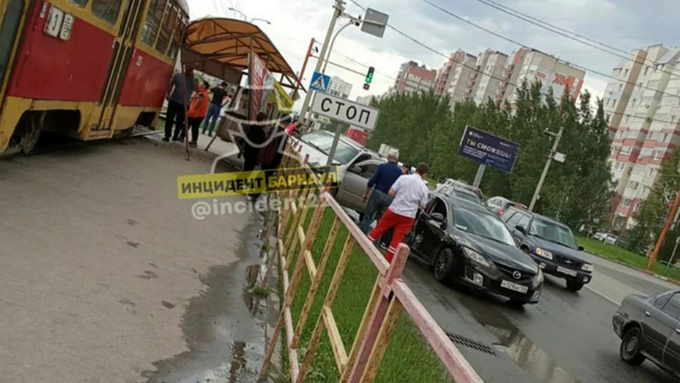 Женщина пострадала в Барнауле в результате ДТП у трамвайной остановки