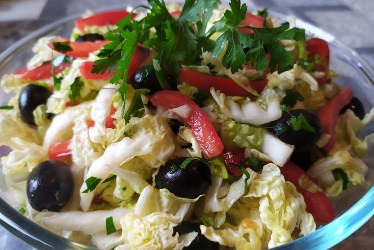 Салат с капустой, огурцом, брынзой и маслинами Салат с капустой, огурцом, брынзой и маслинами