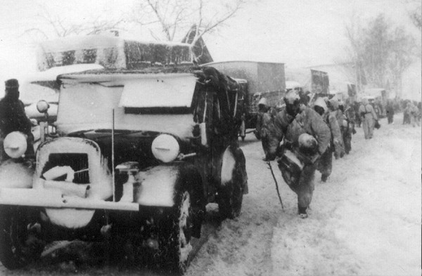 8 км в Питомник: преодолеть это расстояние пытались все, и рядовые, и генералы, и раненые, калеки, и здоровые... 8 км в Питомник: преодолеть это расстояние пытались все, и рядовые, и генералы, и раненые, калеки, и здоровые... Война и мир