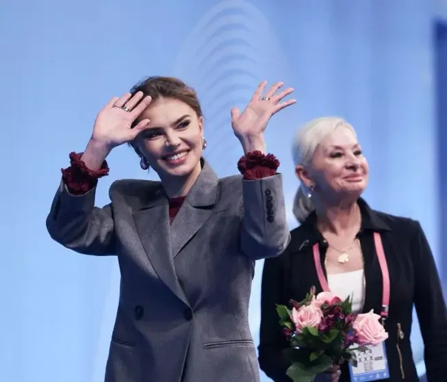 Алина Кабаева появилась на турнире по гимнастике в элегантных образах