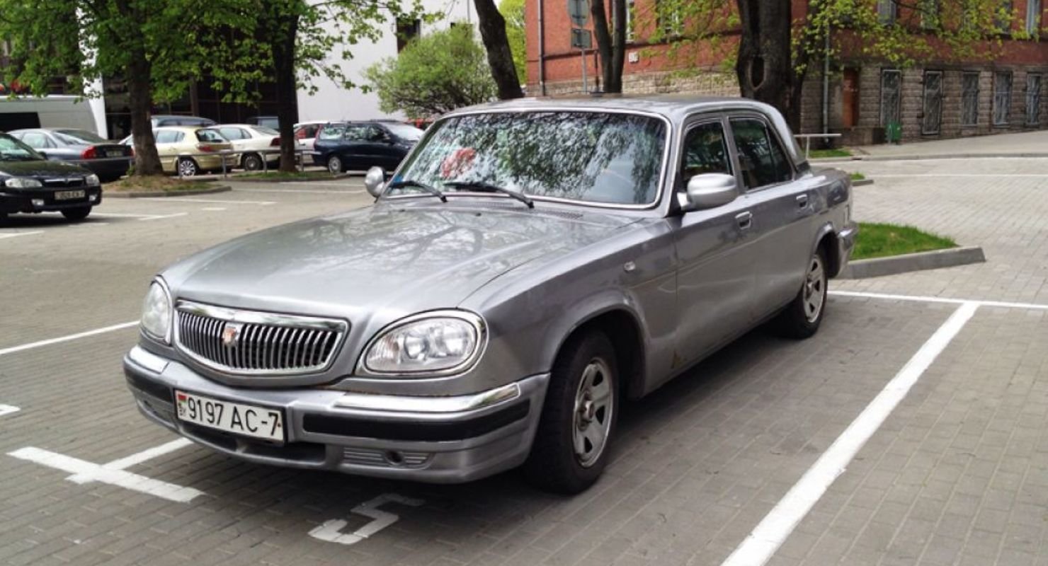 Хоть за рубль: губернатор Волгоградской области избавляется от двух гнилых «Волг» Автомобили