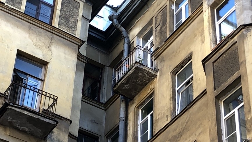 Петербуржец выпал с балкона 13-го этажа в Невском районе