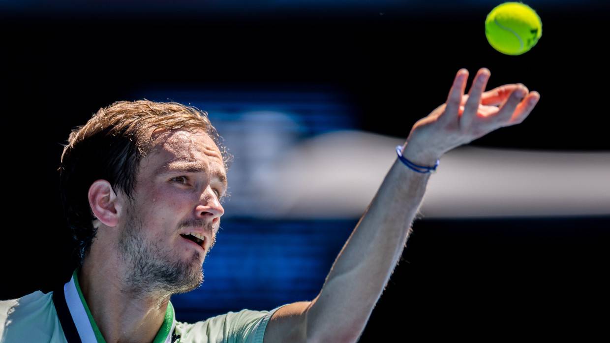 Медведев отыгрался с 0-2 по сетам и пробился в полуфинал Australian Open