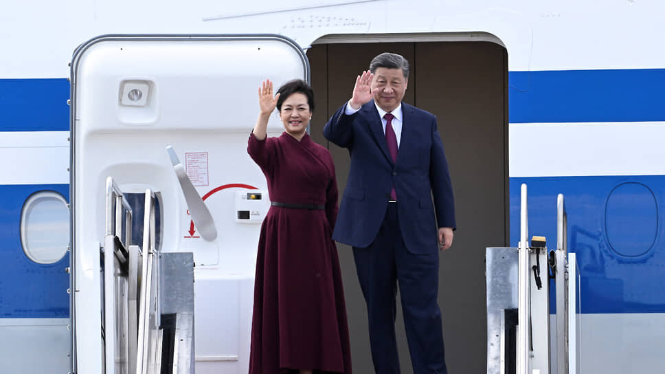 Фото: Szilard Koszticsak / Pool / Reuters????Председатель КНР Си Цзиньпин и его жена Пэн Лиюань