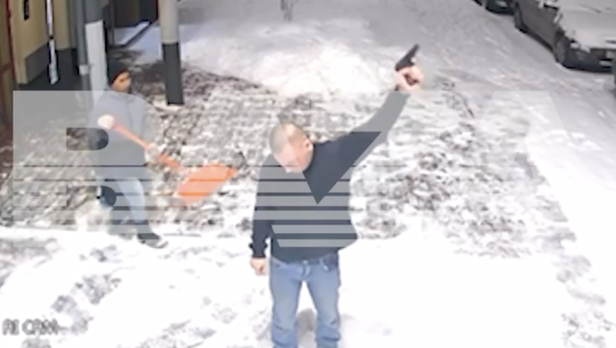 Стрельба на парковке в Ивантеевке не оторвала дворника от уборки снега