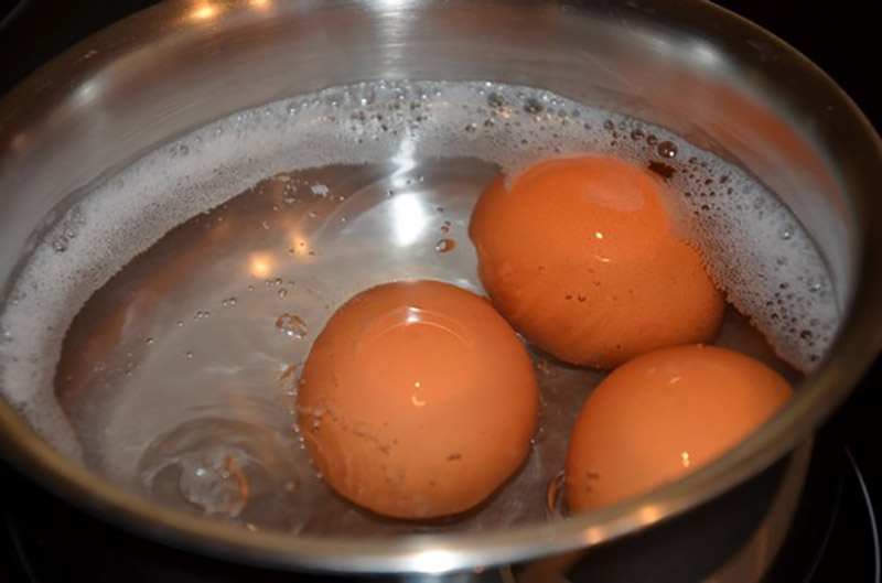 яйца в кастрюле с водой