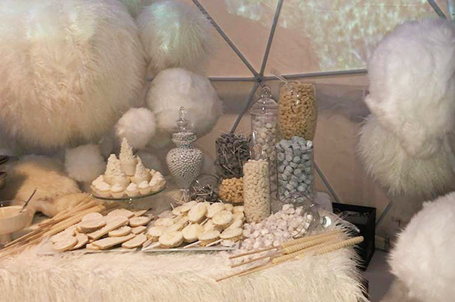 Катание на санках и танцы до утра: сестры Кардашьян-Дженнер отметили Рождество вместе с Джей Ло и Пэрис Хилтон новости