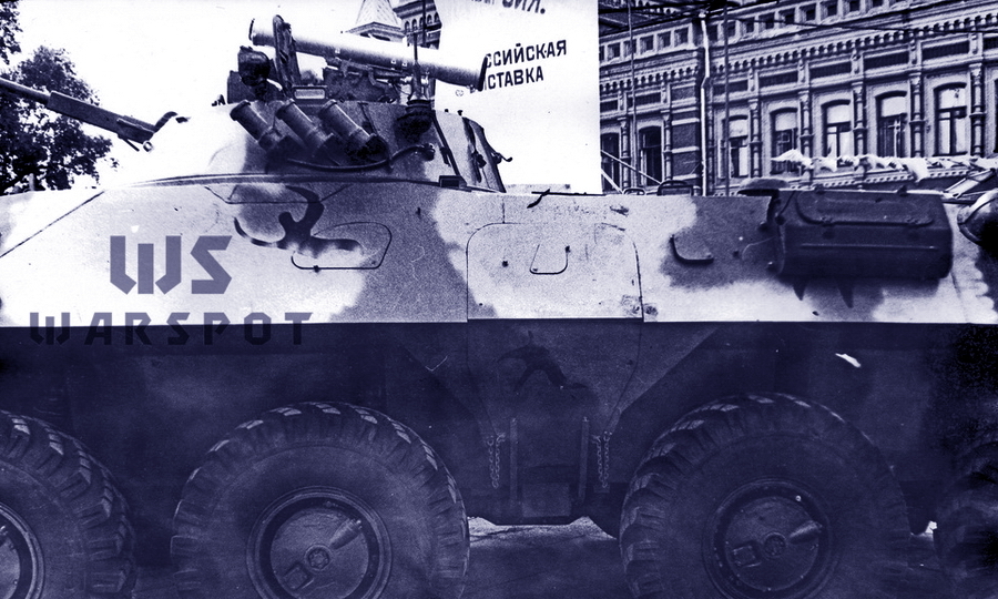 ​Первый опытный образец БТР-90 на выставке в Нижнем Новгороде, 1994 год. Вид на левый борт. Перед бортовым люком бойница для пулемета, на крышке люка и за ним — для автоматов - «Росток», не пробивший асфальт | Warspot.ru