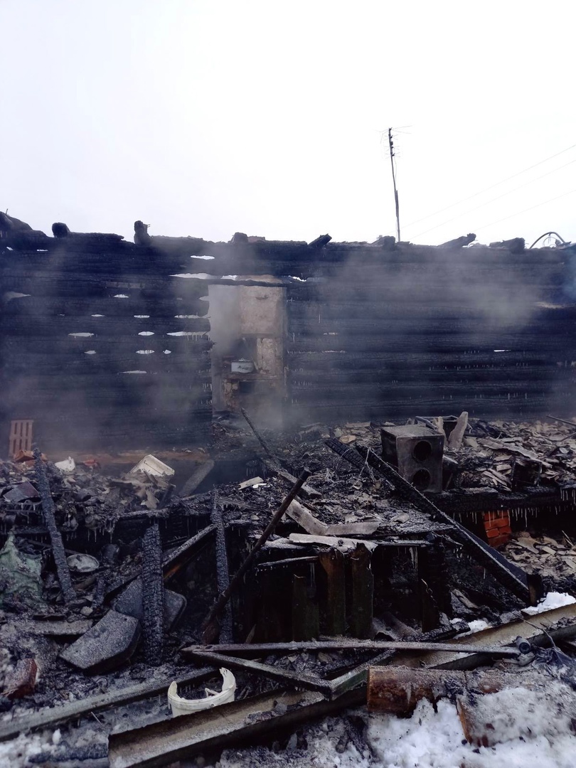 Три человека погибли в доме, рухнувшем при пожаре в Челябинской области