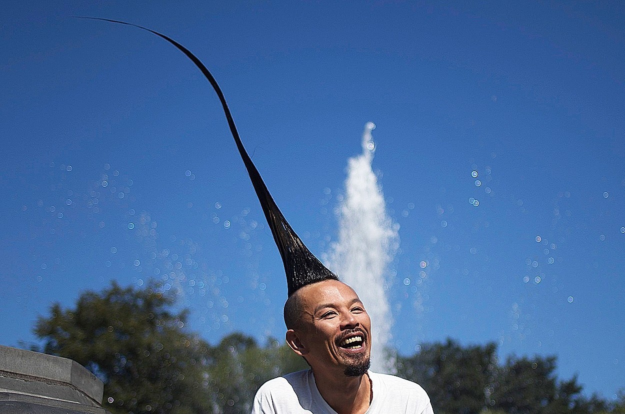 Самое дли. Кацухиро Ватанабе. Кацухиро Ватанабе ирокез. Самая высокая прическа в мире. Самый большой ирокез в мире.