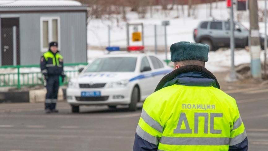 Московская полиция задержала забравшихся на крышу машины ГИБДД блогеров Происшествия