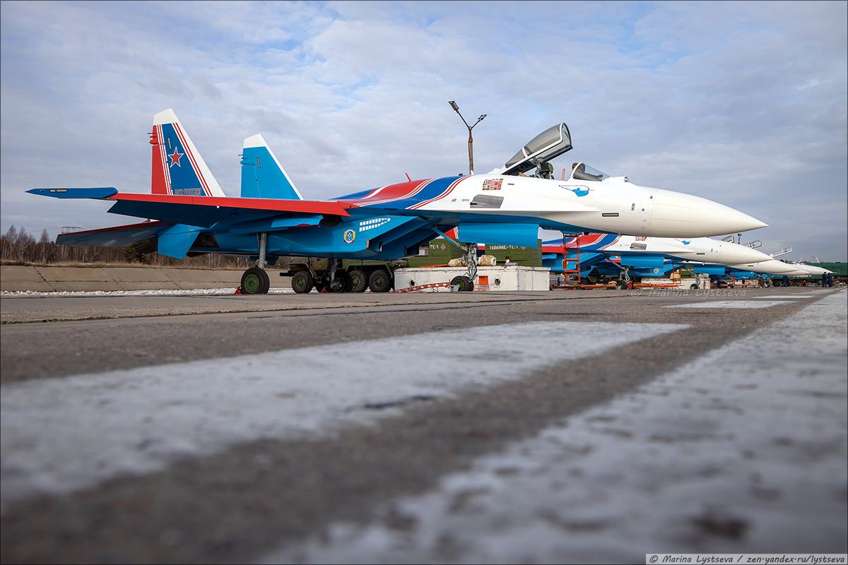 Аэродром кубинка. Су-35 русские Витязи. Су-35с русские Витязи самолет. Су 35 в Кубинке. Истребитель Су-30см русские Витязи.