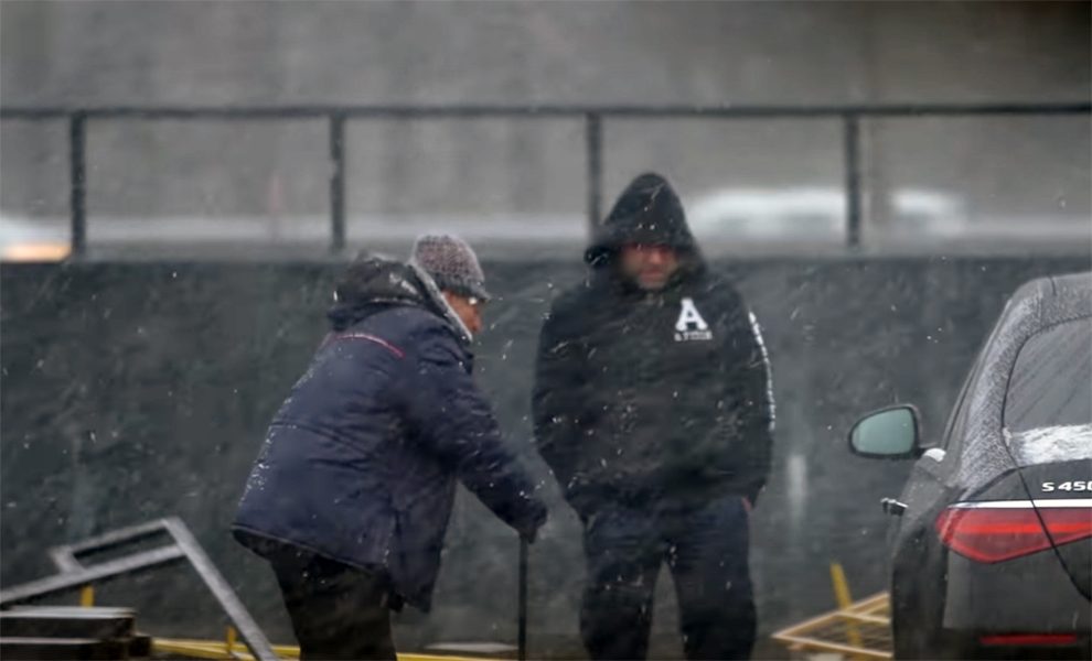 Мужчину переодели в бездомного и вывели на Рублевку: видеоэксперимент, помогут ли ему богачи бездомного, эксперимента, эксперимент, Блогеры, стекло Загримированный, несколько, место, вернулся, такси, проехал, актер, просто, поднял, метров, актера, фразы, первой, после, захотел, разговаривать