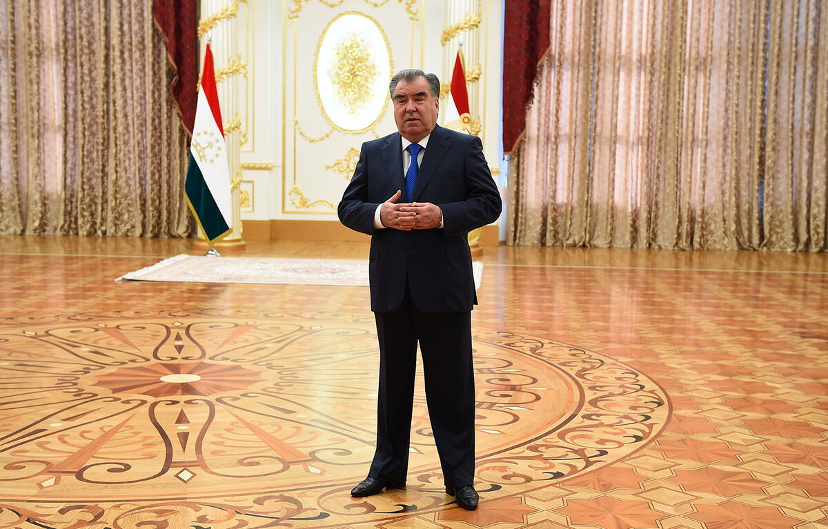 Лидеру нации Таджикистана Эмомали Рахмону 71 год. Из них 25 он у власти. Ни у кого это не вызывает никакой критики или осуждения...-5