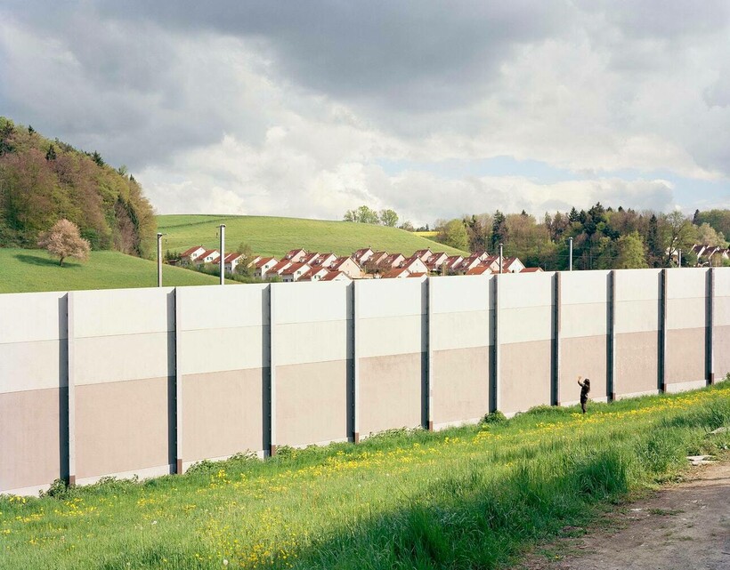 Почему вокруг домов Швейцарии возводят многометровые стены где и как,городская среда,кто,реомнт и строительство