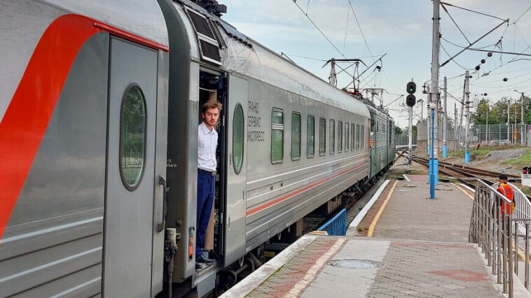 Первый пассажирский поезд проехал по Крымскому мосту после ЧП