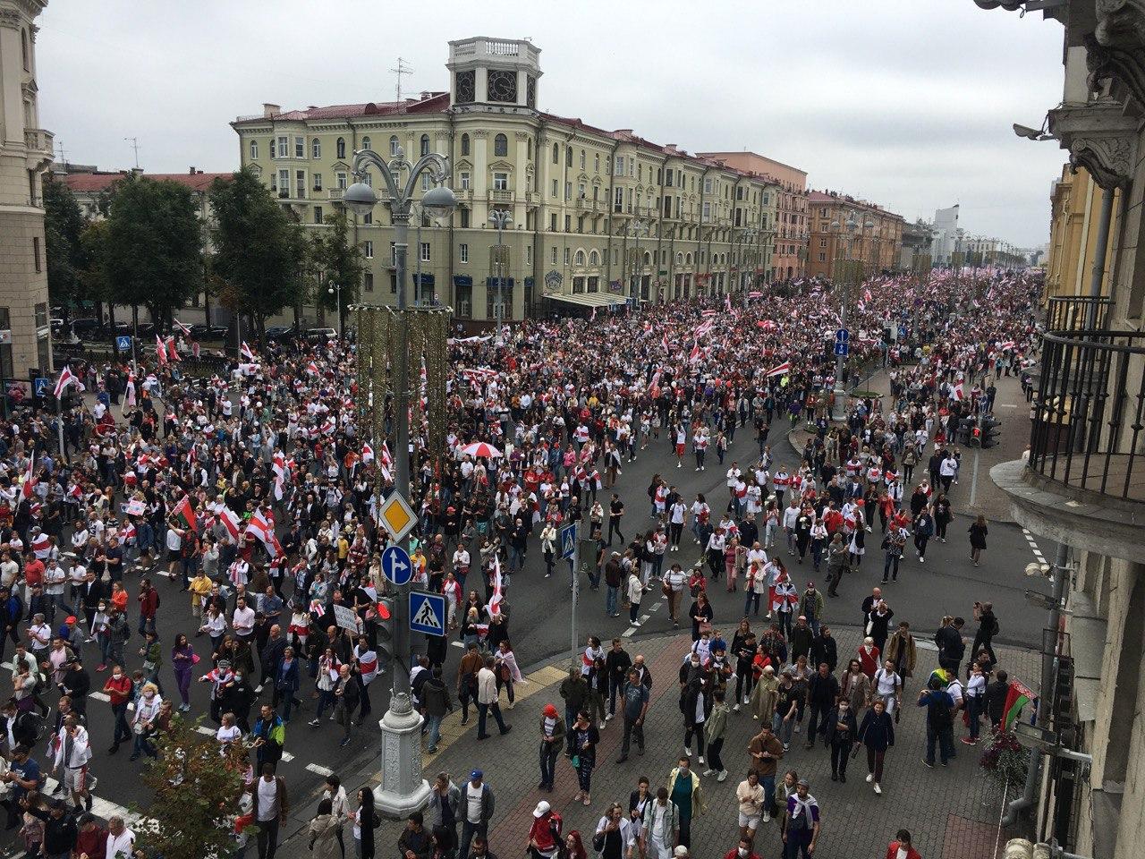 Тысячи протестующих на площади в Минске - лозунги против советских хитов. Прямая трансляция площади, сообщает, протестующих, человек, Белоруссии, центре, места, событий, Минске, советы, Однако, городе, проспекту, много, оппозиция, сейчас, продолжают, митингующих, Демонстранты, несколько