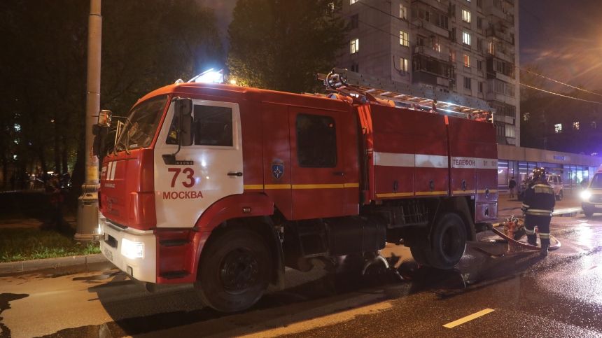 Более 300 человек эвакуировались из-за мощного пожара в общежитии Москвы