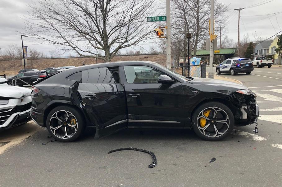 Подростки угнали из автосалона два Lamborghini Urus. И врезались друг в друга составляет, однако, известно, Lamborghini, повреждения, нового, названа, ущерба, причиненного, Сумма, получили, тысяч, автомобиля, друга Оба, врезались, управлением, справились, подростки, водить, около