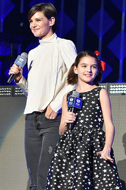 Кэти Холмс появилась на публике с повзрослевшей дочерью Сури. Недавно 16-летняя Сури дебютировала в качестве певицы Звездные дети