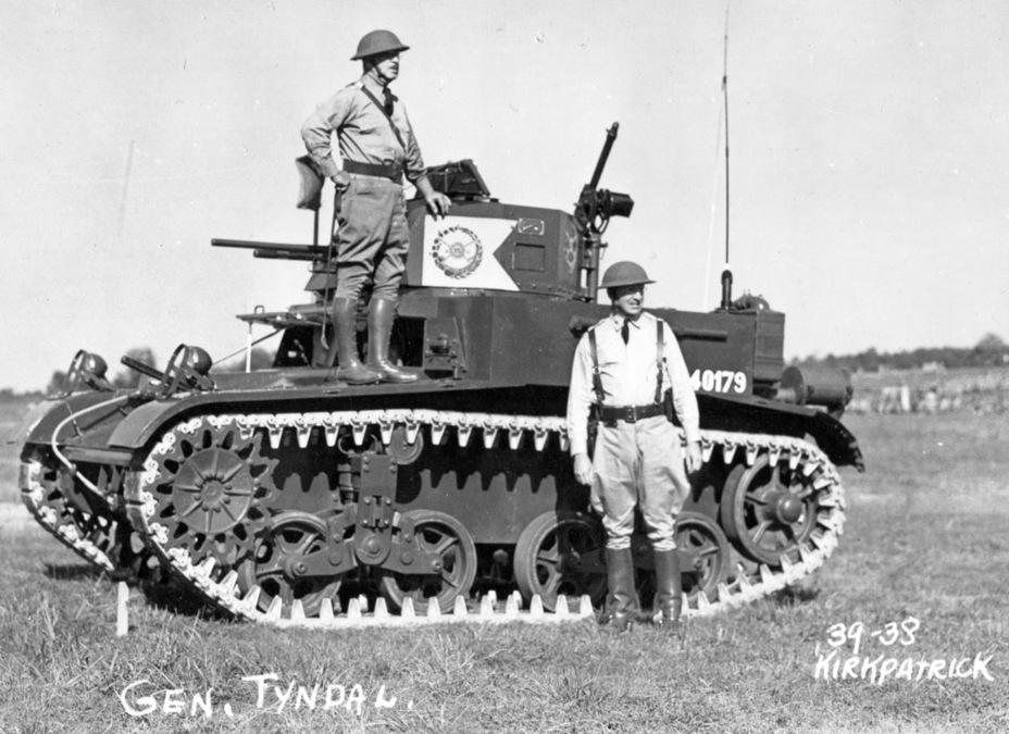 ​Генерал Роберт Тиндалл использует Combat Car M1 поздней серии из состава 13-го кавалерийского полка как личный командирский танк, 1939 год - Броня для американской кавалерии | Военно-исторический портал Warspot.ru