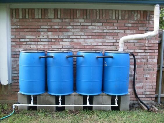 Необычные способы оформления водосточной трубы и емкости для сбора дождевой воды под ней! Необычные способы оформления водосточной трубы и емкости для сбора дождевой воды под ней! дождевой, сбора, можно, участка, водостока, элемент, решение, конструкции, используется, обычная, цепочка, повторяющихся, металлических, водосточной, элементов, ведерок, перевернутых, колокольчиков, зонтиковЭтот, прозрачный
