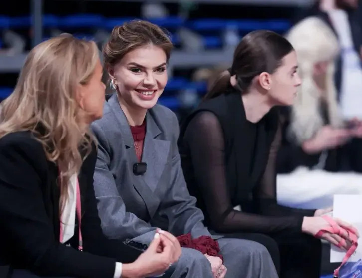 Алина Кабаева появилась на турнире по гимнастике в элегантных образах