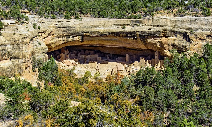 В огромной пещере поместилось целое селение коренных американцев. /Фото: adventurousway.com
