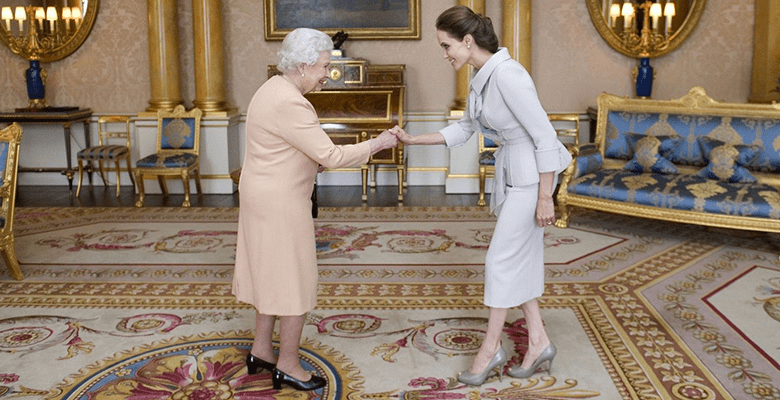 Анджелина Джоли сажает деревья в Африке вместе с королевой Елизаветой II