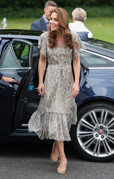 Романтичное платье подчеркнуло осиную талию Кейт Миддлтон, но не отвлекло внимание от седины в волосах лучшее,мода,модные советы,Наряды