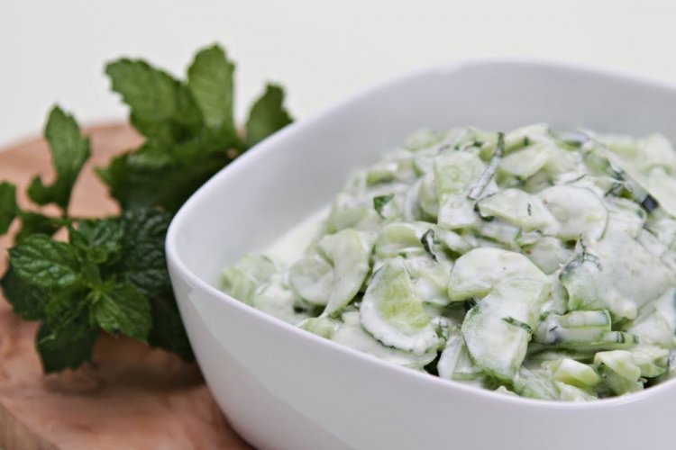 Салат с капустой, огурцом и мятой Салат с капустой, огурцом и мятой