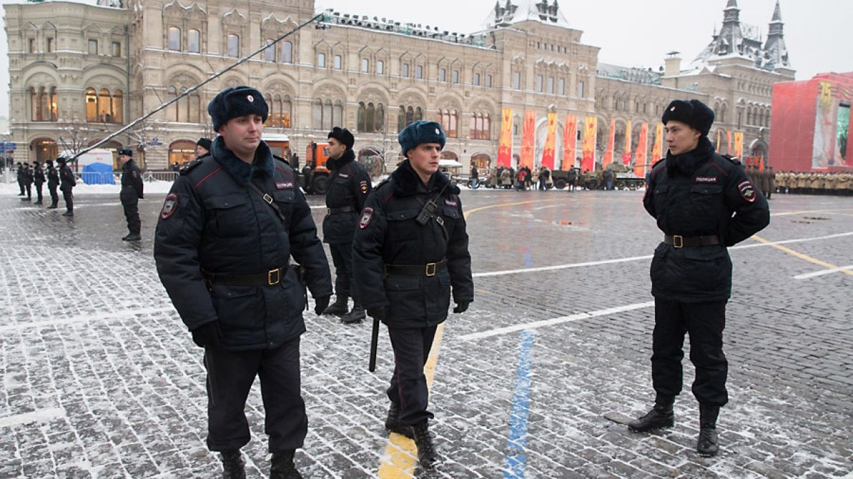 Через сколько прибыла полиция в крокус. Полиция Москвы. Полицейский Москва. Полицейские на красной площади. Московская полиция.