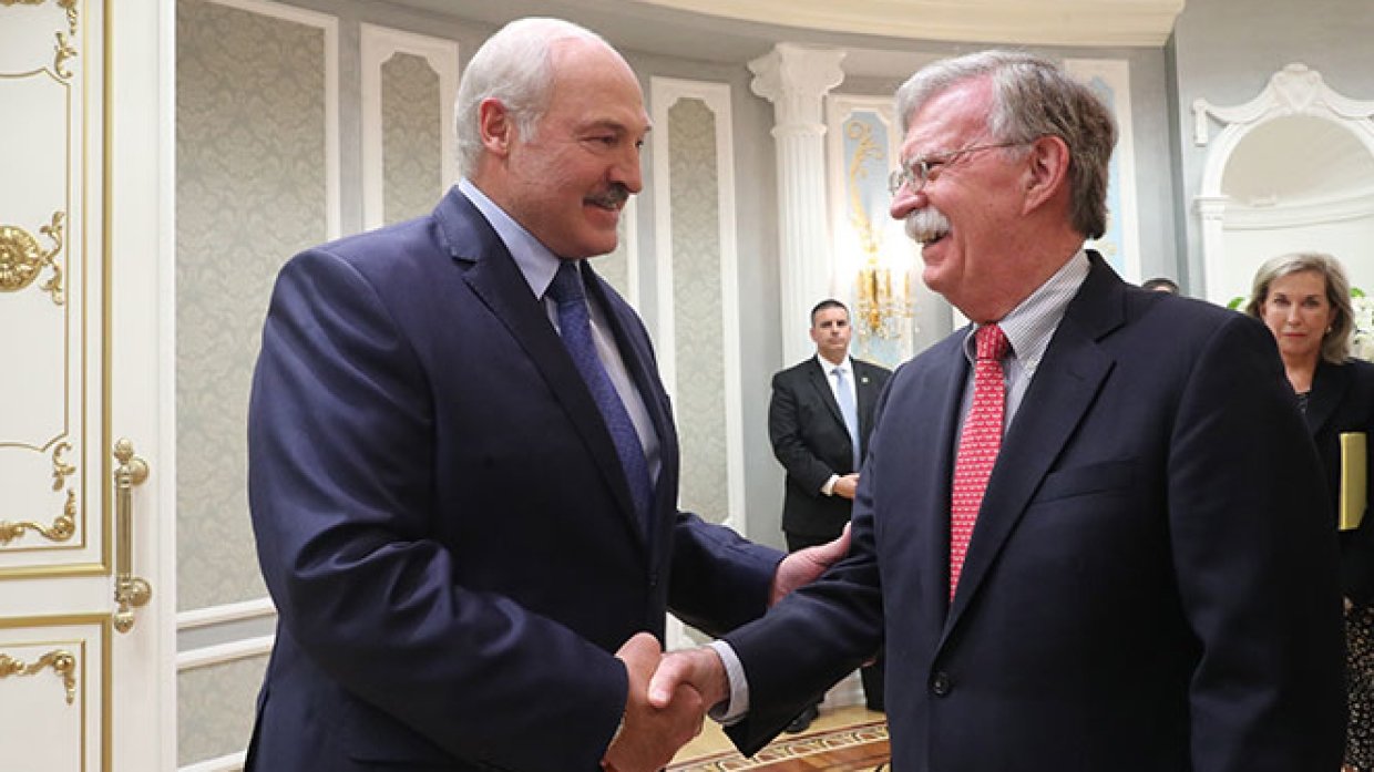 Лукашенко после встречи с Болтоном отправился собирать арбузы