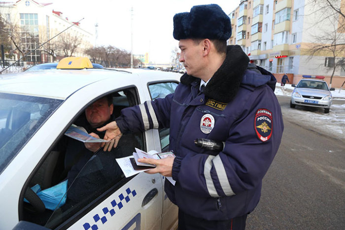 Что делать в ситуации, если инспектор ДПС долго не возвращает документы