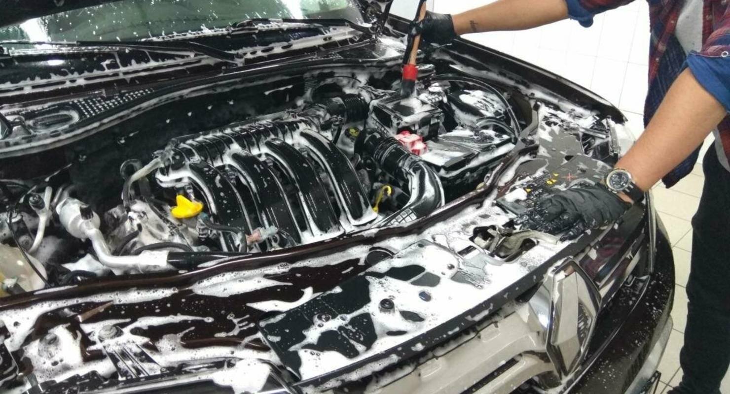 Почему двигатель автомобиля лучше всего мыть летом?