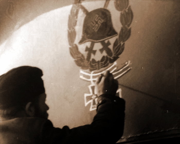 Матрос обновляет эмблему подлодки U 123. Два Рыцарских креста на ней означают награды первого и второго командиров, Карла-Хайнца Мёле (Karl-Heinz Moehle) и Райнхарда Хардегена. Сама же эмблема, копирующая знак «За ранение» вермахта, возможно, появилась после 23 ноября 1940 года, когда лодка в ходе атаки конвоя OB-244 столкнулась с неизвестным объектом (http://gmic.co.uk) - Китобои против стальной акулы | Военно-исторический портал Warspot.ru